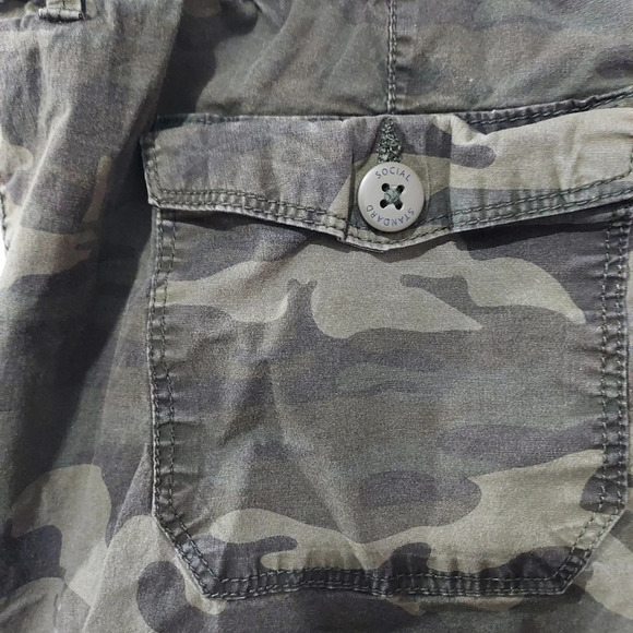 Social Standard by Sanctuary Army Green Camo Utility Shorts in Size XXL - Picture 6 of 9